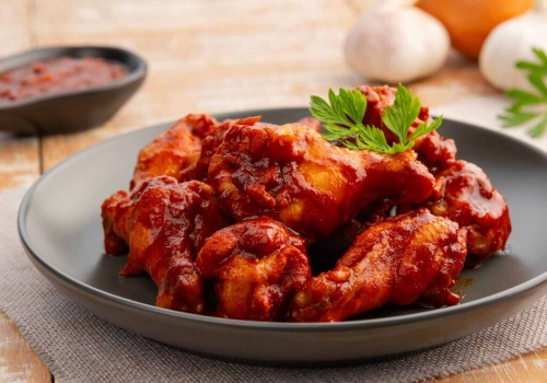 Słodkie i pikantne jednocześnie. Te skrzydełka smakują obłędnie