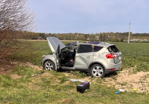 Na trasie Patrykozy–Ruda Kolonia dachował samochód. Wśród poszkodowanych dziecko