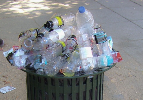 Wyrzucasz butelki z kaucją do śmieci? Tracisz nie tylko pieniądze, sprawdź co Ci grozi