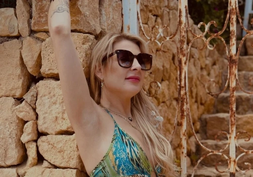 Magdalena Narożna w czułych objęciach z narzeczonym