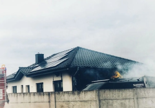 Pożar garażu przy domu jednorodzinnym (ZDJĘCIA)