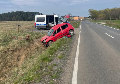 Wypadek pod Zieloną Górą. Renault koziołkowało, kierujący prawo jazdy miał od miesiąca