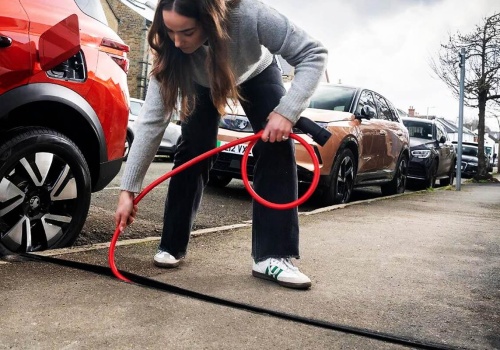 Kabel ładujący pod chodnikiem. Takie rozwiązanie przydałoby się właścicielom elektryków w Polsce