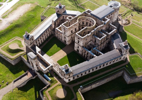 Najbardziej zagadkowa ruina w Polsce. Zamek miał 365 okien nie bez powodu