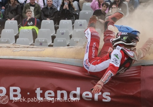 Żużel. Groźna kraksa w Bydgoszczy! Pawełczak prawie wyleciał za bandę! (FOTO)
