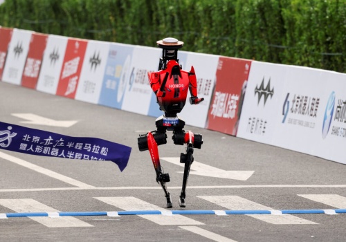 Humanoidy oficjalnie przegoniły człowieka. Robot wygrał półmaraton w Pekinie