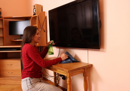 Koniec ze smugami na ekranie. Wystarczy jedna rzecz z domu, a efekt jak z salonu RTV