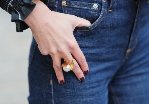 Jeansy flare i sneakersy. Najmodniejsze połączenie wiosny 2026