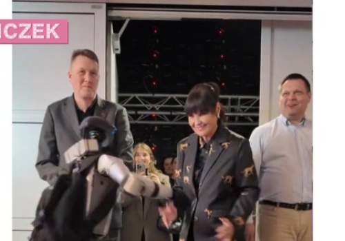 Olsztynianka, Iwona Pavlović tańczy z robotem-influencerem. Internet oszalał na punkcie tego duetu!