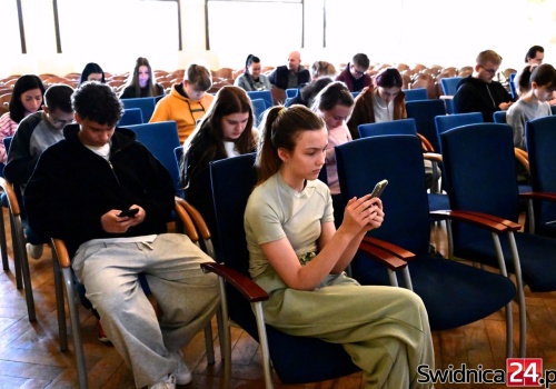 Ogólnopolskie dyktando z angielskiego. Śmiałkowie rywalizują także w Świdnicy