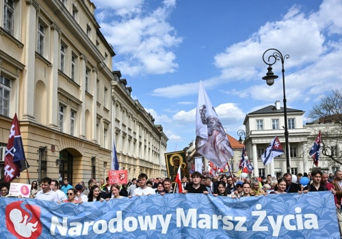 Narodowy Marsz Życia przeszedł ulicami Warszawy. Dołączył prezydent