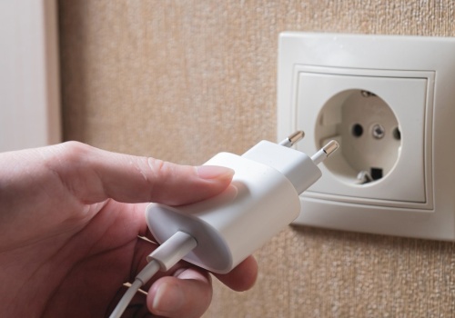 Zostawiasz ładowarkę w gniazdku? Sprawdź, czy to bezpieczne