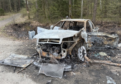 Tajemniczy pożar przy zalewie Nakło-Chechło. W lesie znaleziono spalony wrak