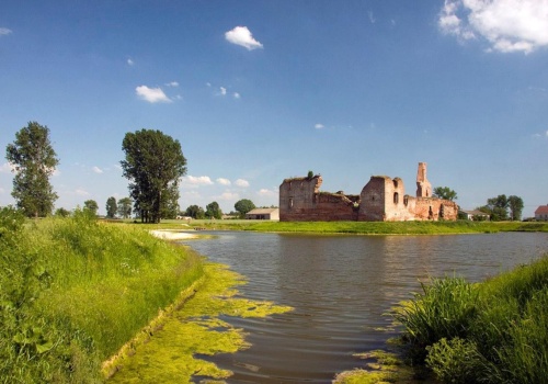Zamkowy klimat bez tłumów? Zapomnij o Śląsku. W centralnej Polsce mamy prawdziwą perłę