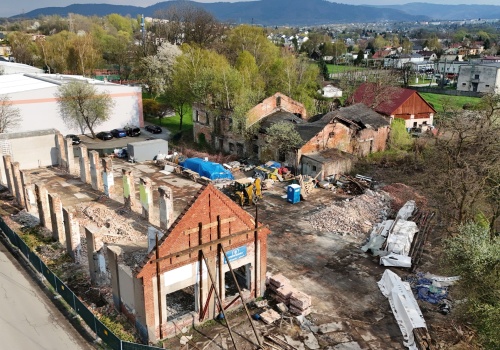 Przy Ceramicznej powstaje wyjątkowe miejsce. Ruszyły prace przy dawnym dworze Rosta