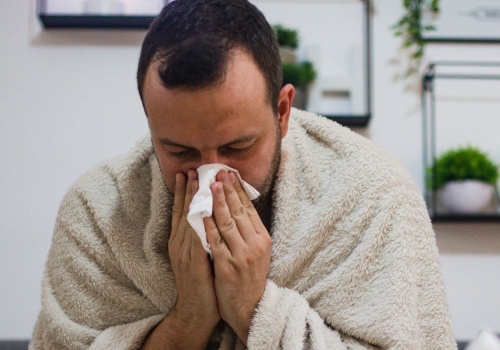 Zasiłek chorobowy dla osób po 50. roku życia. Ile wynosi i kiedy można się ubiegać?