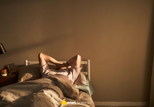 Lepiej spać z zasłoniętymi czy odsłoniętymi oknami? Ekspertka zabrała głos