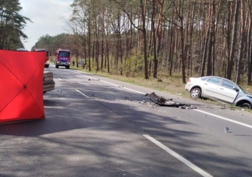 Śmiertelny finał nagłego manewru. Nie żyje 63-letni kierowca!