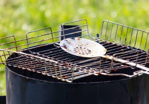Tak szybko wyczyścisz grilla. Na majówkę będzie jak znalazł