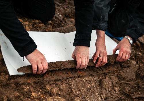 Dwa szkielety tulą się do siebie nawet 1400 lat później. Archeolodzy rozpracowali niezwykły pochówek