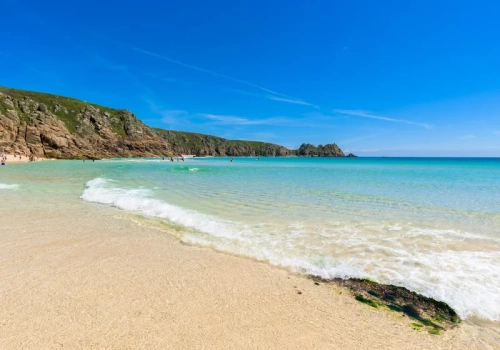 Ten europejski kraj ma plaże w Hiszpanii. Turyści raczej nie przyjeżdżają tu na wakacje