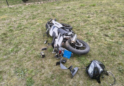 Motocyklista na łuku drogi stracił panowanie nad maszyną i uderzył w ogrodzenie. 29-latek trafił do szpitala