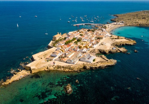 Wygląda jak Malediwy, ale leży w Europie. To najmniejsza wyspa w wakacyjnym raju