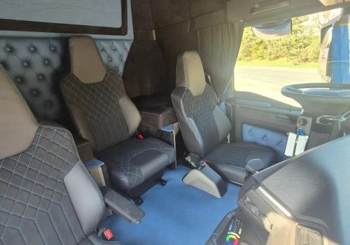 Polska nauka jazdy z wnętrzem po tuningu – trzy fotele, pikowania i nietypowe łóżko