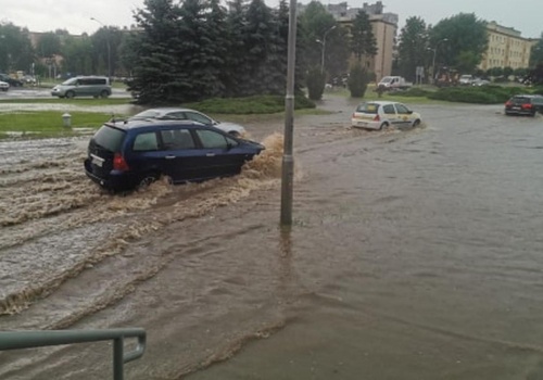Gwałtowne opady deszczu nadciągają na Podkarpacie. IMGW ostrzega ws. poziomu wody w rzekach
