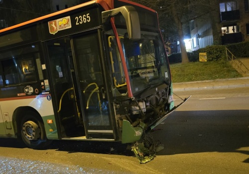 Włączała się do ruchu. Zajechała drogę autobusowi komunikacji miejskiej