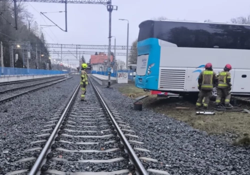 Autobus zsunął się na torowisko przy dworcu w Szklarskiej Porębie Górnej