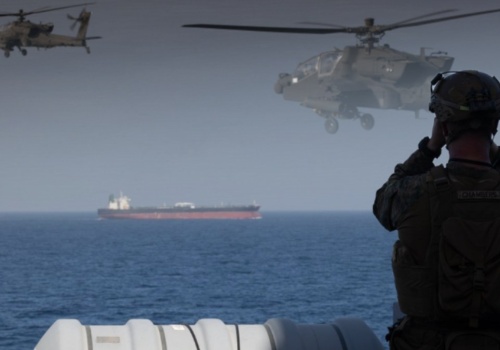 Irański statek nie zatrzymał się przed blokadą. Siły USA otworzyły ogień