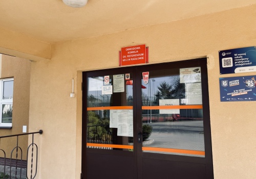 Referendum ws. odwołania burmistrza Radłowa – wstępne nieoficjalne wyniki. Głosy z komisji wyborczych wciąż napływają