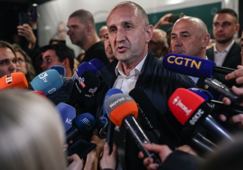 Bułgaria: sondaże wskazuje na zwycięstwo partii Rumena Radewa. Niektórzy nazywają go „nowym Orbanem”