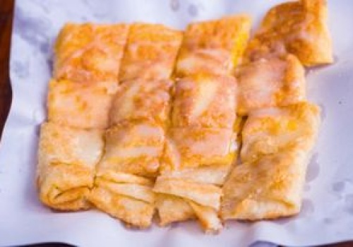 Banany mają już plamy i ciemną skórkę? Nie wyrzucaj, zrób na deser tajskie naleśniki