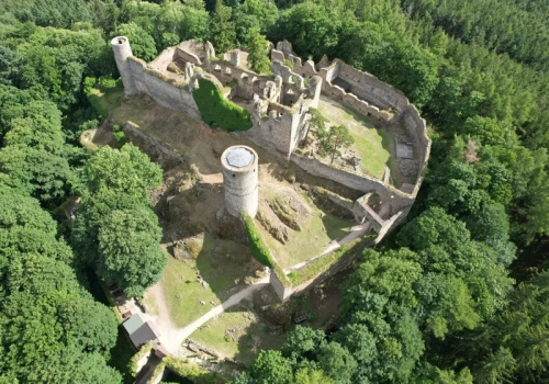 Zamek ukryty w lesie zaskakuje turystów. Wielu nieświadomie go omija