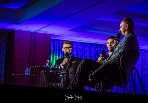 Dziennikarz Canal+ przygotowuje doktorat. Jego projekt krytykują kibice