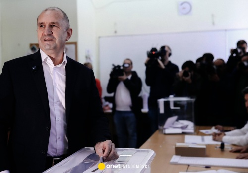 Wybory w Bułgarii. Trwa liczenie głosów, były prezydent powiększa przewagę
