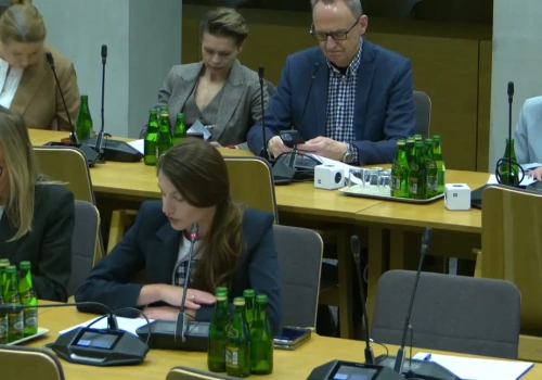 Programy lekowe w chaosie. „System oszczędza na pacjentach bardzo chorych” – kolejki i walka o dostęp do terapii