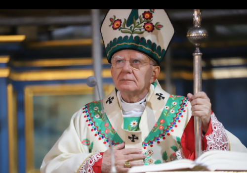 Marek Jędraszewski szokuje, porównał polski rząd do Hitlera. „Masa bezwolna do pracy przy niemieckich szparagach”