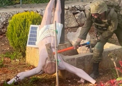 Skandaliczne zachowanie żołnierza. Rzucił się z młotkiem na figurę Chrystusa