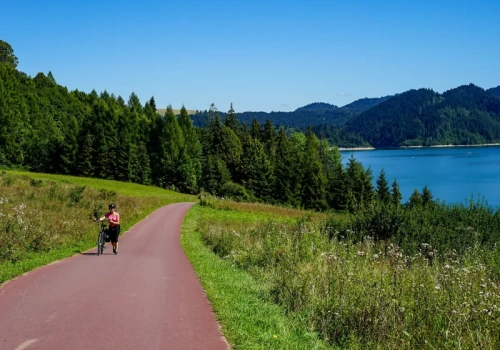 Szlak rowerowy dobry na długi weekend. Miniesz jeziora i zamki