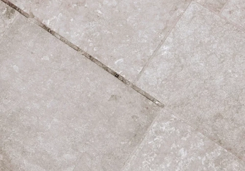 Wystarczy jeden składnik z kuchni. Czarna pleśń z fug znika w kilka minut