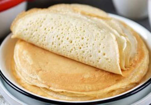 Koniec z rwącym się ciastem. Zmieszaj te składniki, a naleśniki wyjdą idealne za każdym razem