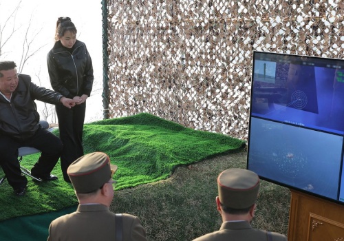 Kuriozalne sceny. W takiej scenerii Kim Dzong Un z córką nadzorował test rakiet