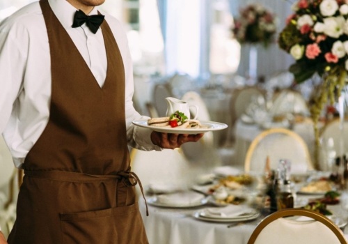 Te nawyki w restauracji zdradzają brak ogłady. Sprawdź, czy tak robisz