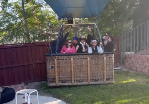 Balon z 13 osobami… wylądował w czyimś ogródku. Sceny jak z filmu w Kalifornii