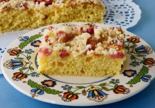 Do kawy robię ciasto z rabarbarem na oleju. Jest wilgotne, a kruszonka przyjemnie chrupie