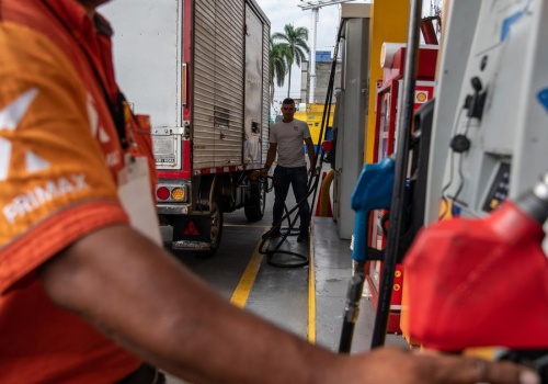 Ceny benzyny w USA pod presją. Mogą pozostać wysokie na długo, stając się politycznym problemem