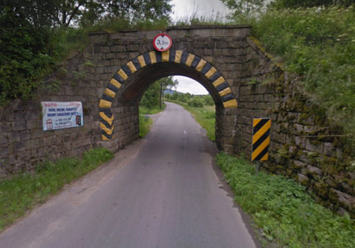 Dolnośląskie. Obniżą drogę pod wiaduktem kolejowym w Raszowie?